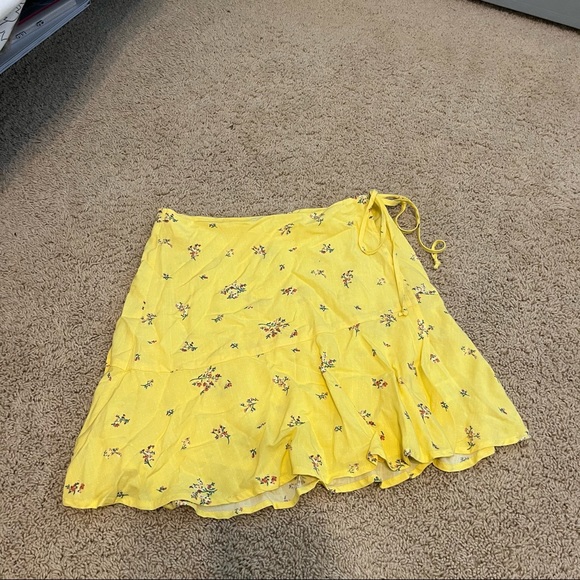 Floral yellow wrap skirt size medium - Picture 1 of 2